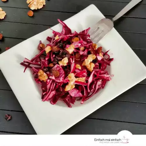 Red cabbage slaw with walnuts and raisins 3 Red cabbage slaw with walnuts and raisins 3