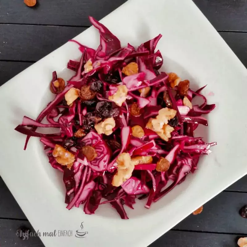 Red cabbage slaw with walnuts and raisins 4 Red cabbage slaw with walnuts and raisins