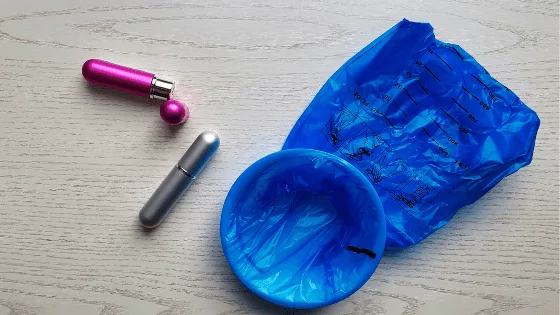 25 handy tips: Road trip with babies & toddlers 21 a blue plastic bag with a pink object next to a pink object